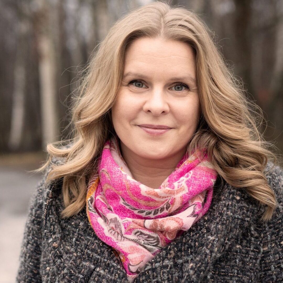 Face-forward photo of Paula out in nature.